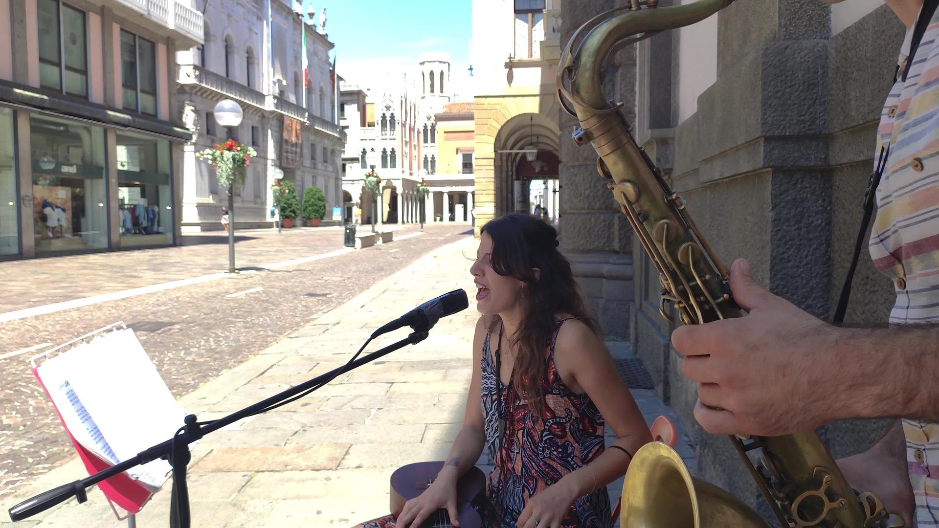 意大利16街的两对街头音乐艺术家Padua街上玩视频的预览图