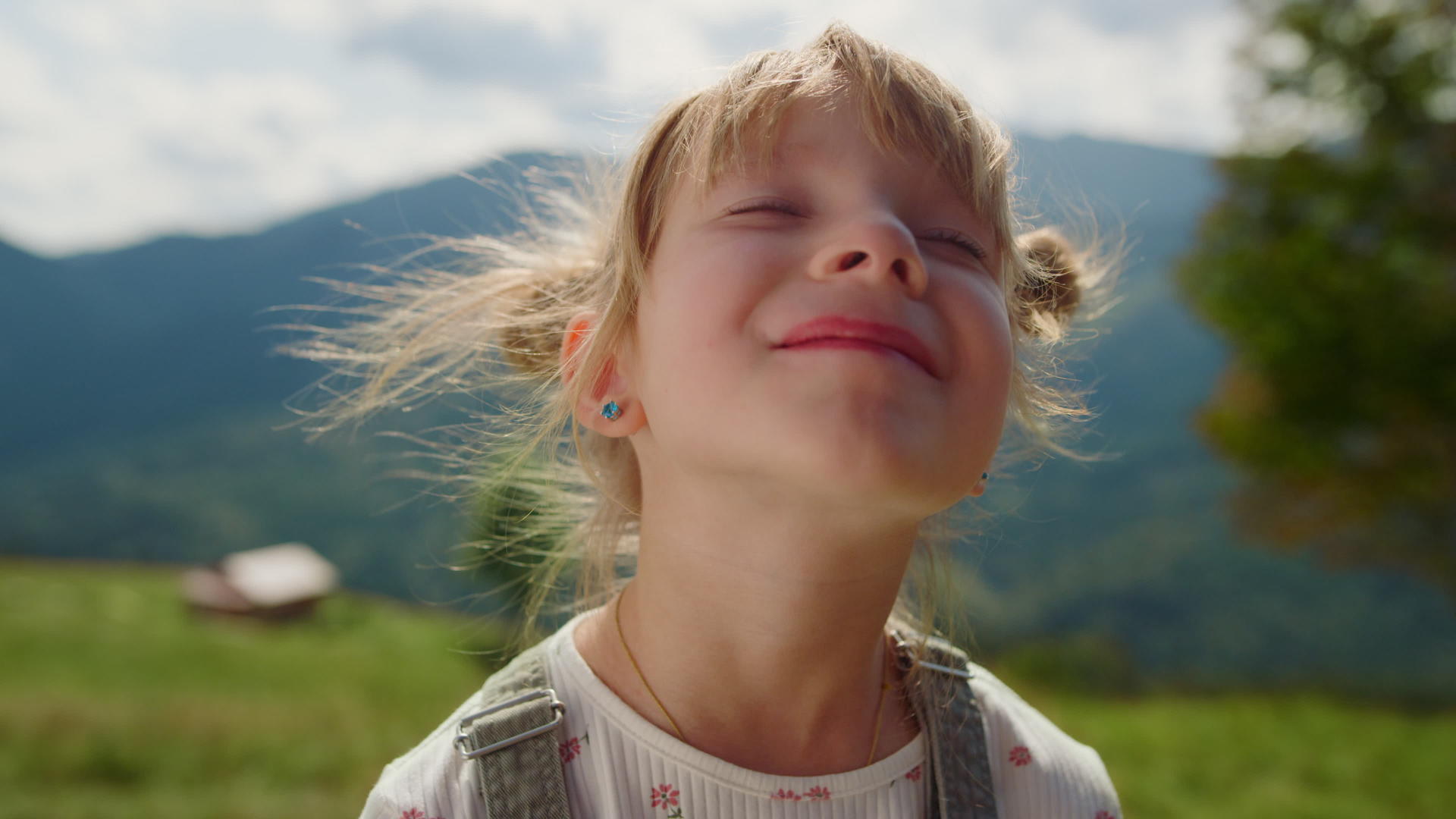 肖像女孩在山里享受阳光视频的预览图