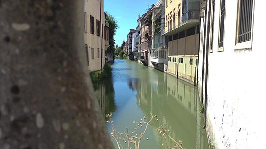意大利帕图阿河上的历史古屋视频的预览图