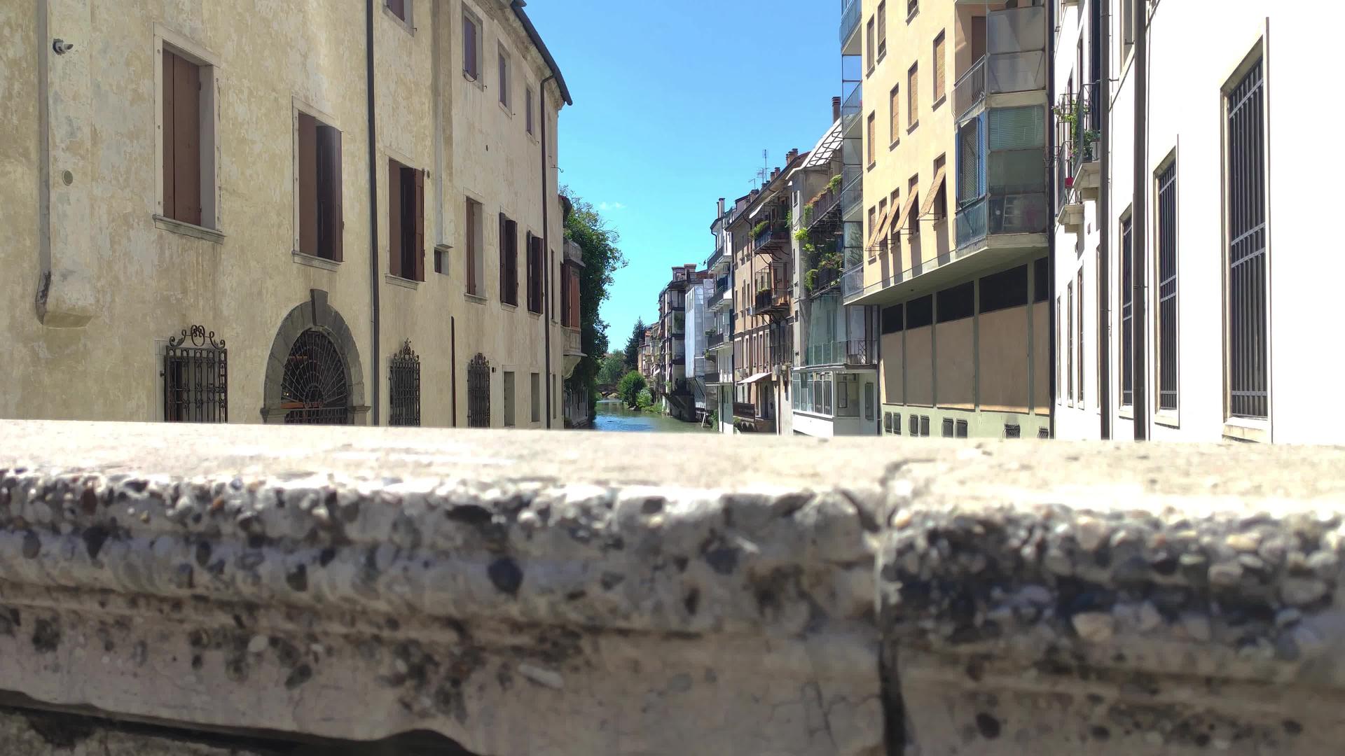 意大利河3号Padua河上历史古屋视频的预览图