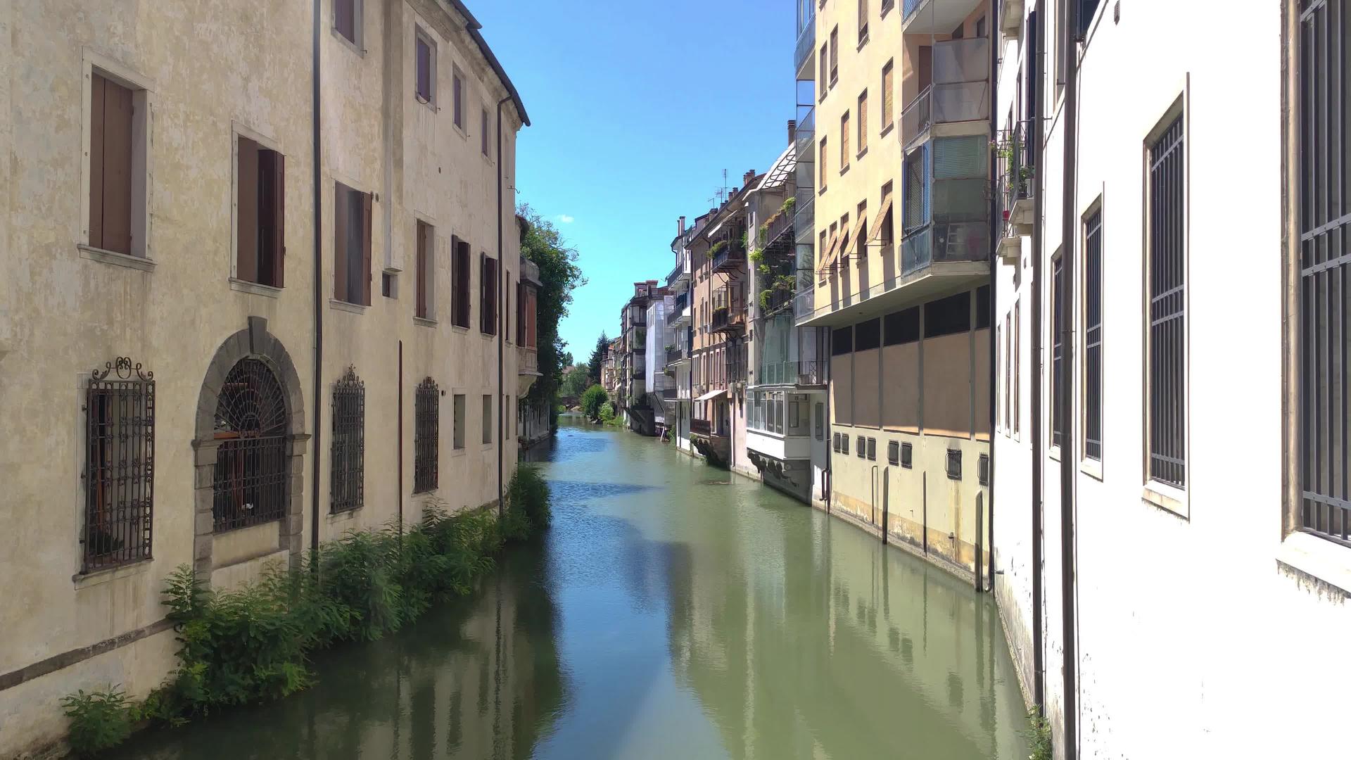 意大利帕图阿河上的历史古屋视频的预览图