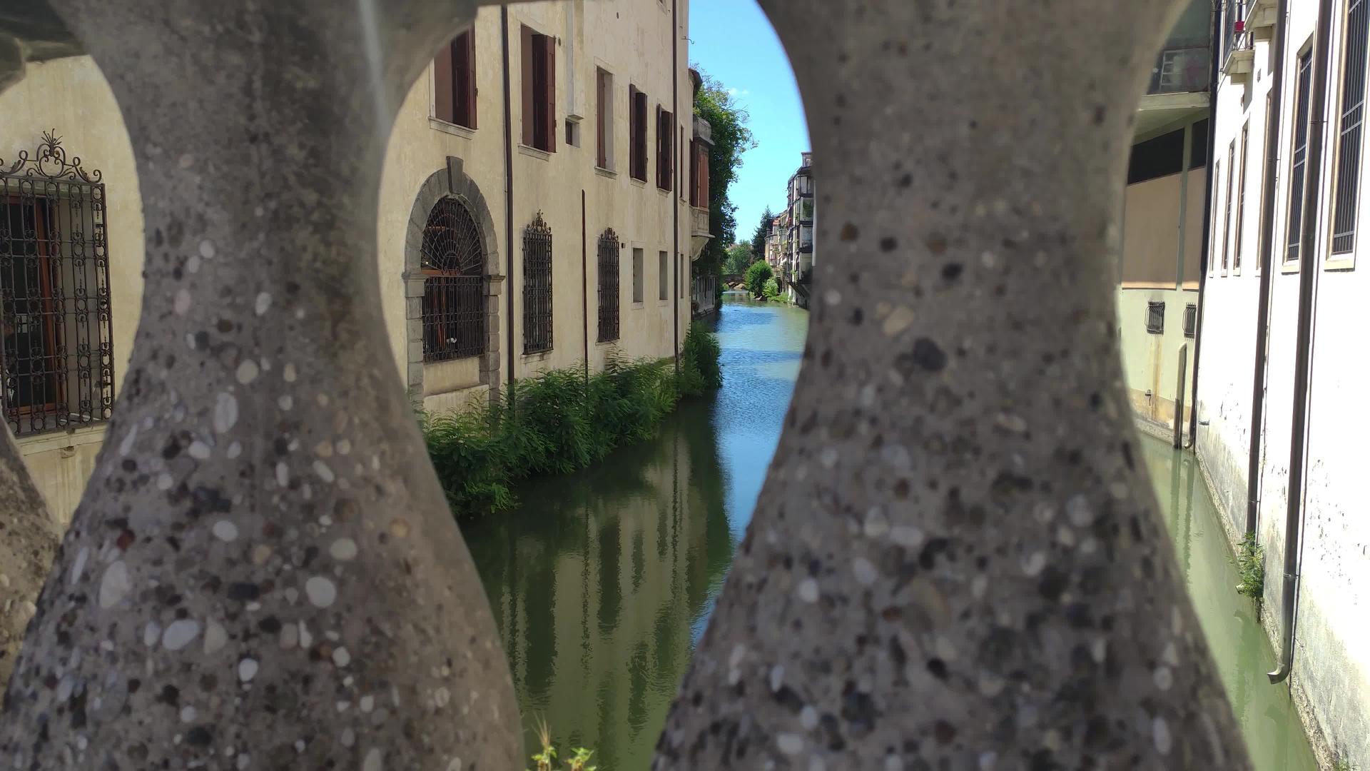 意大利河4号Padua河上历史古屋视频的预览图