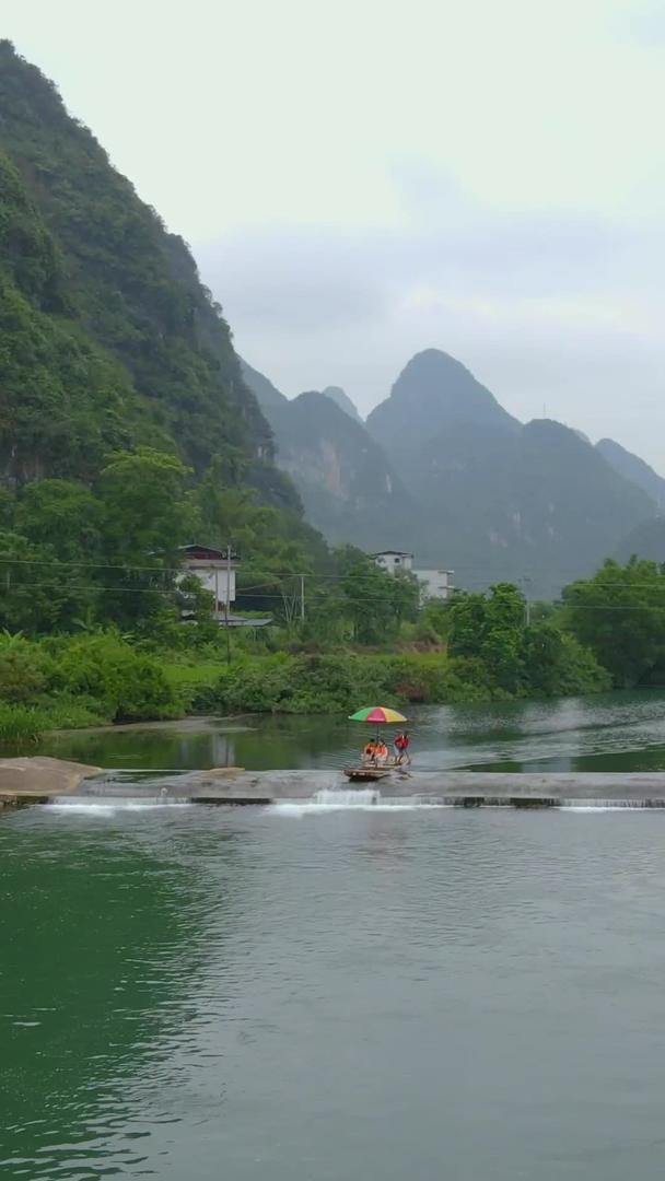 喀斯特地貌群山环绕竹筏漂流视频的预览图