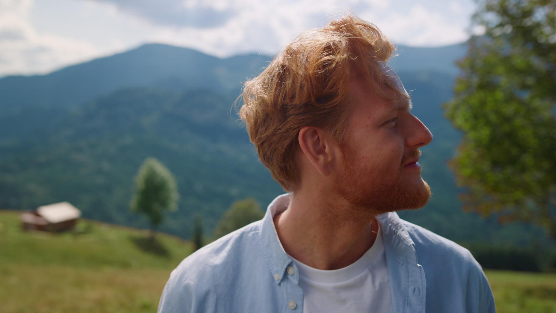 特写红发男子在山里享受暑假视频的预览图