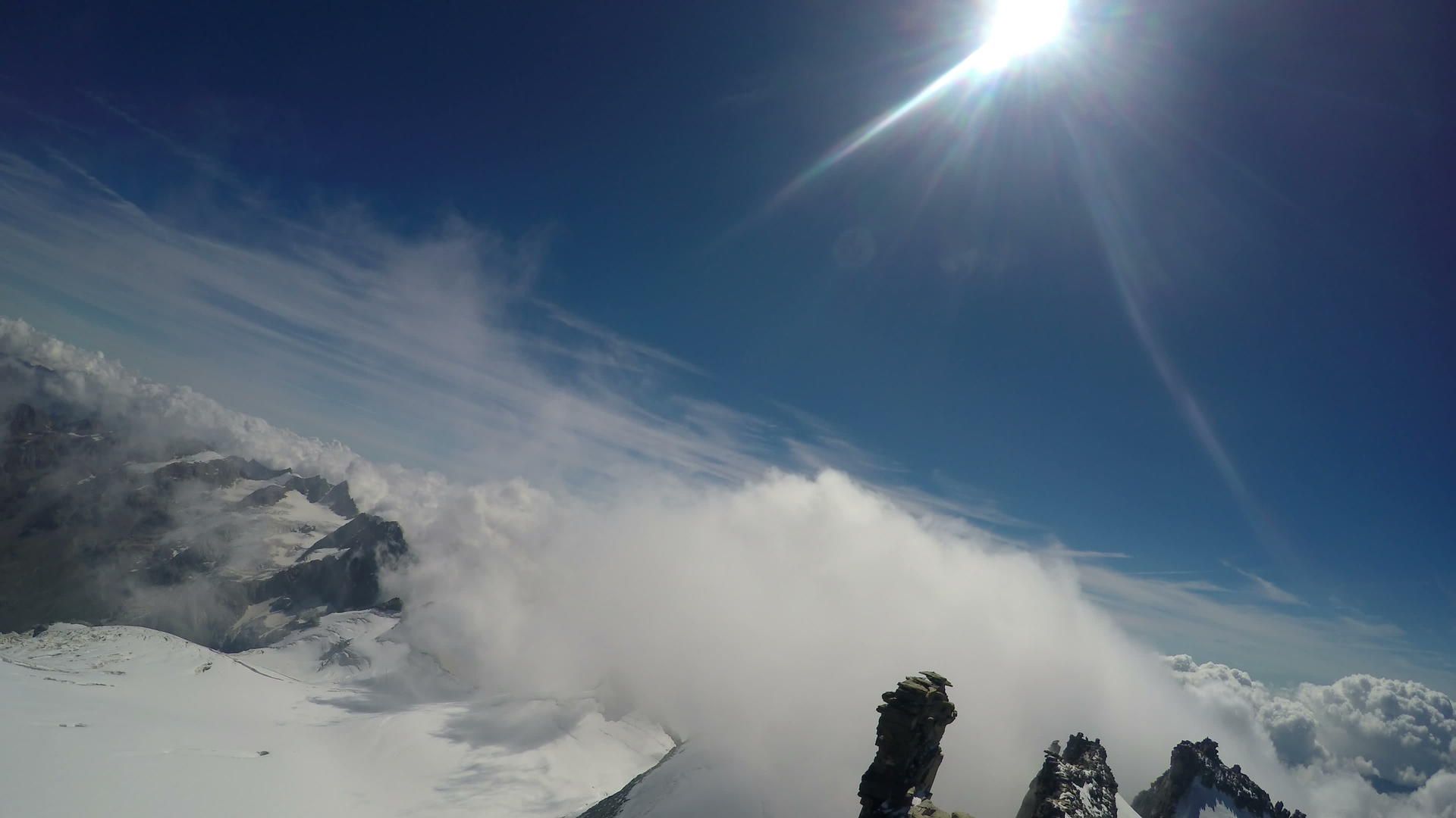 登山者的第一个视角在意大利阿尔卑斯山顶视频的预览图