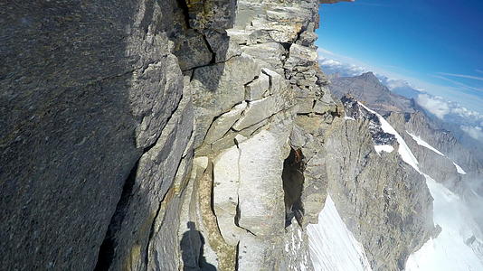 登山者的第一个视角是在意大利阿尔卑斯山的山顶上检查颗粒子视频的预览图