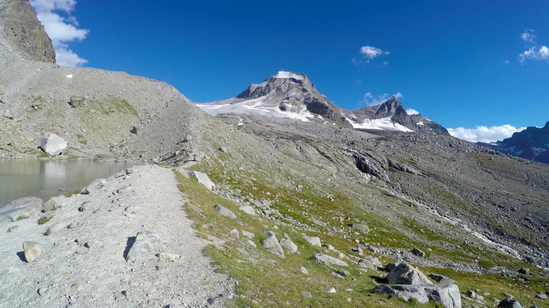 意大利阿尔卑斯山的山湖和山脉的全景Pardiso视频的预览图