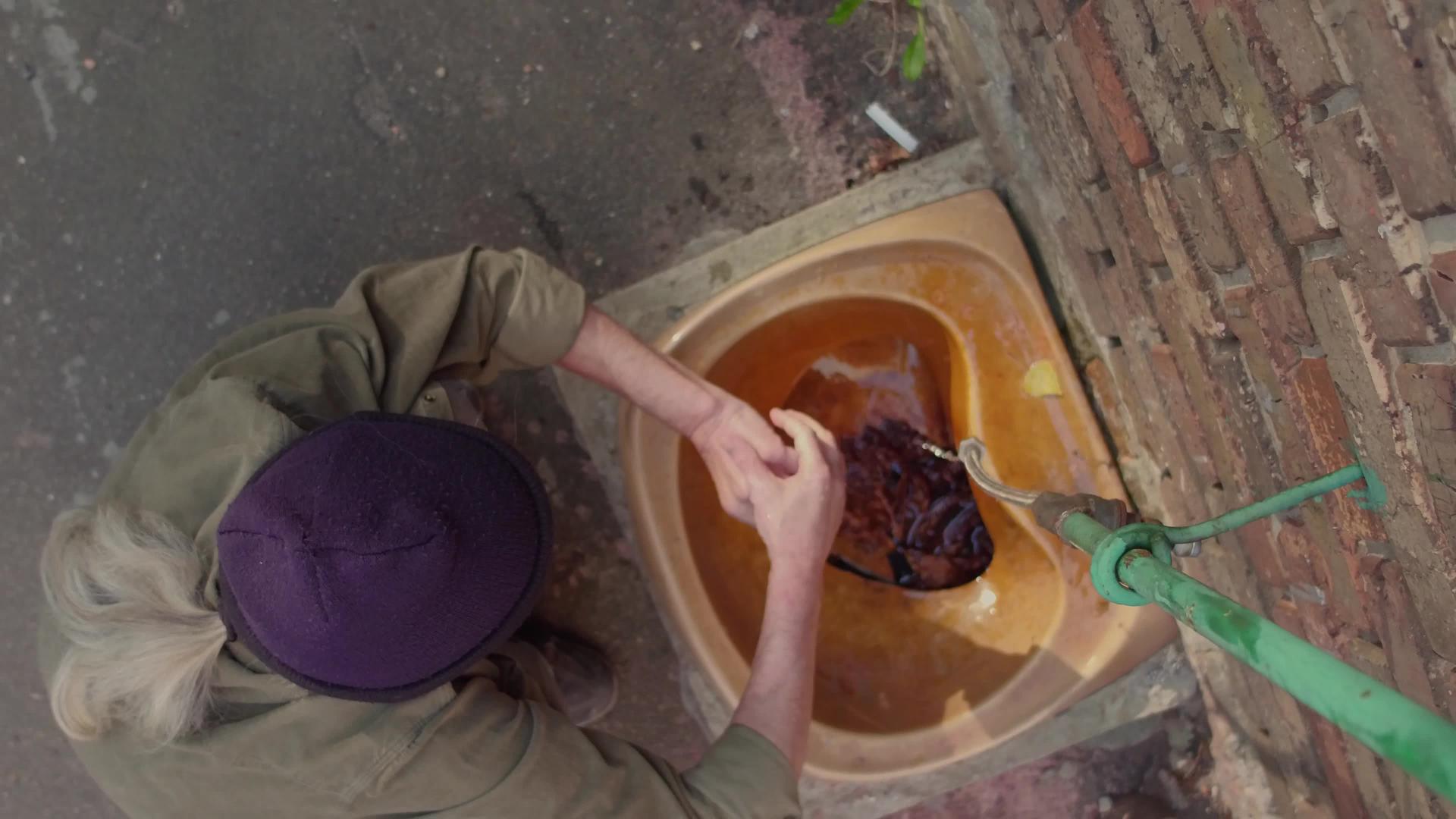 男人在街上院子里洗手视频的预览图