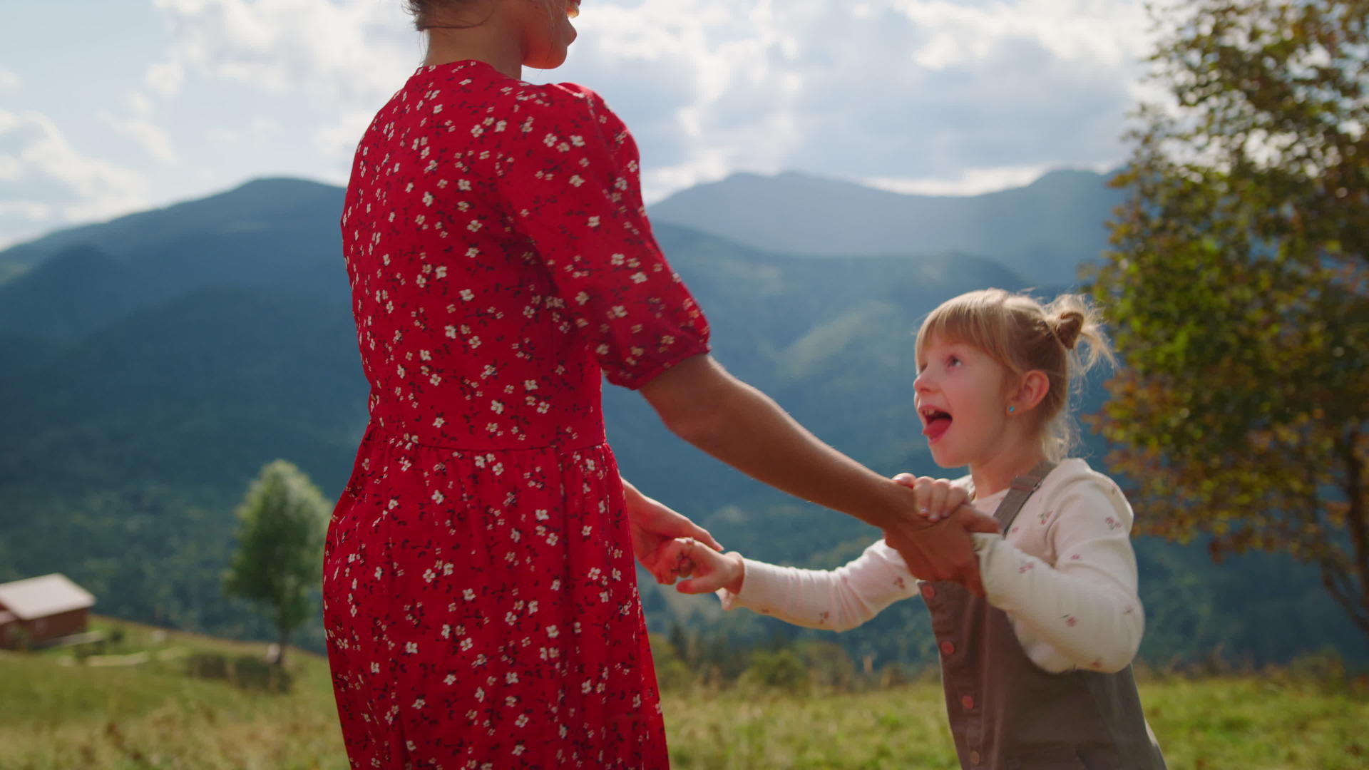 快乐的母亲跳着女儿在山上跳舞视频的预览图