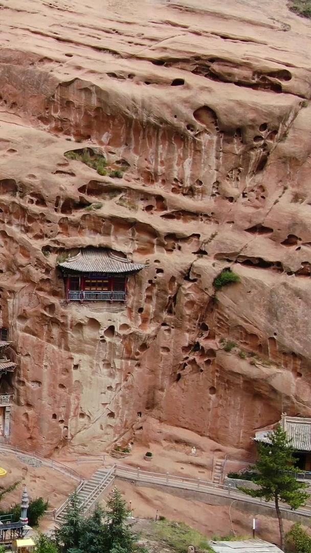 甘肃马蹄寺5A景区航拍凿岩壁上的悬空寺视频集合视频的预览图