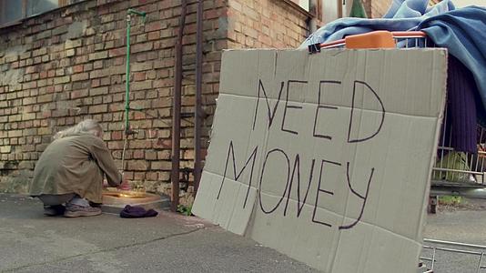 无家可归的乞丐在街上洗手和洗脸视频的预览图