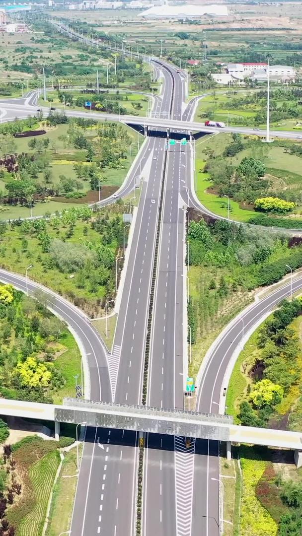 夏季高速公路立交桥航拍视频视频的预览图
