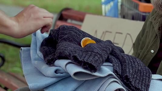 为无家可归者取暖的衣服、毛巾和药品视频的预览图