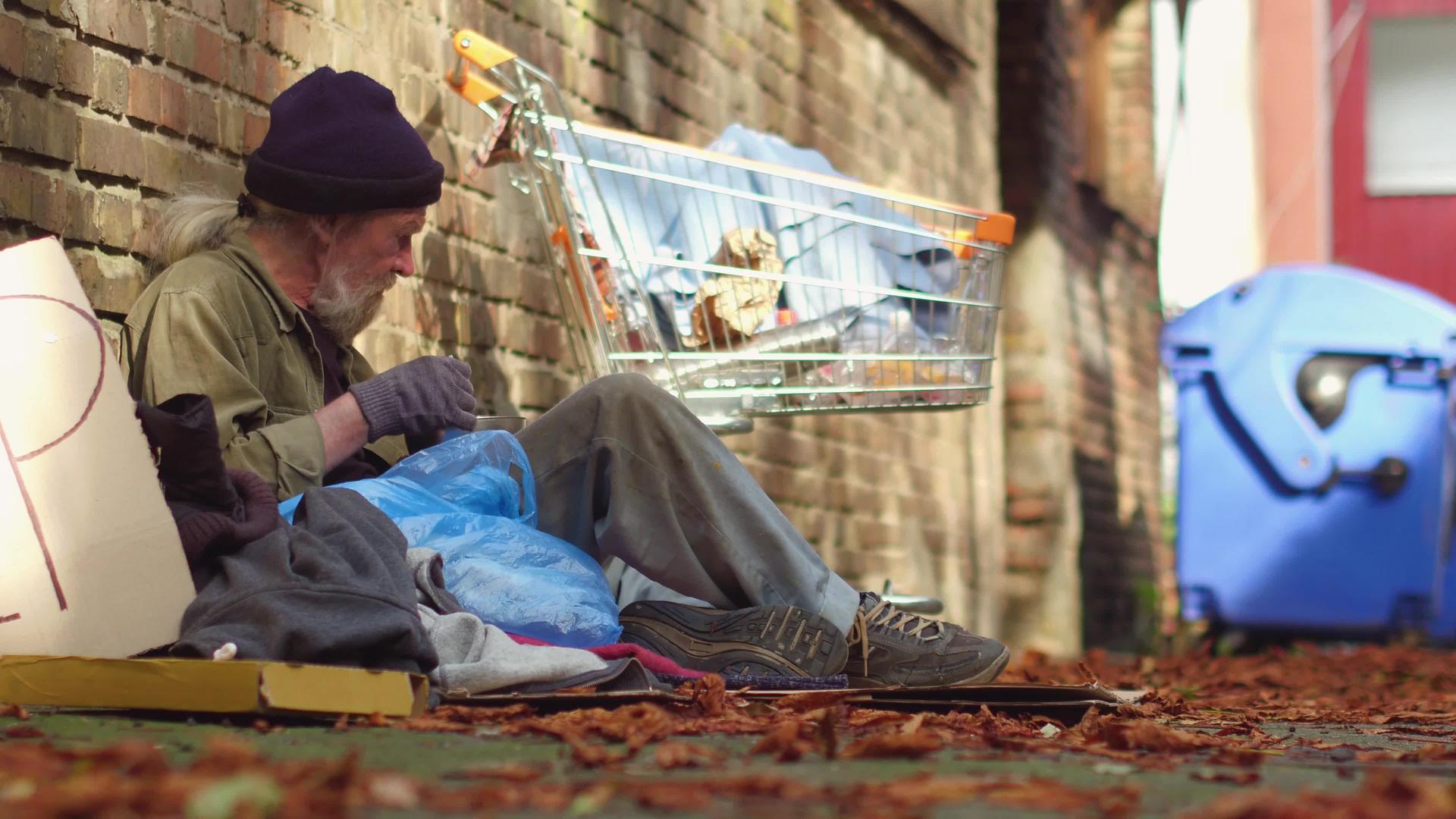流浪老人坐在街上吃饭视频的预览图