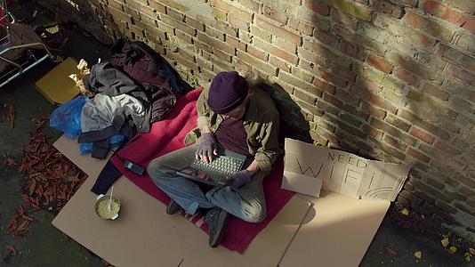现代世界的无家可归者使用笔记本电脑视频的预览图