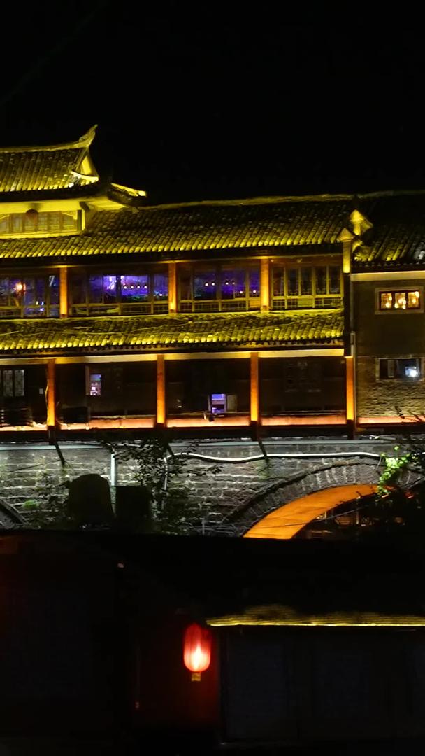 湖南省凤凰古城4A级旅游景区夜景沱江游船标彩虹桥材料视频的预览图