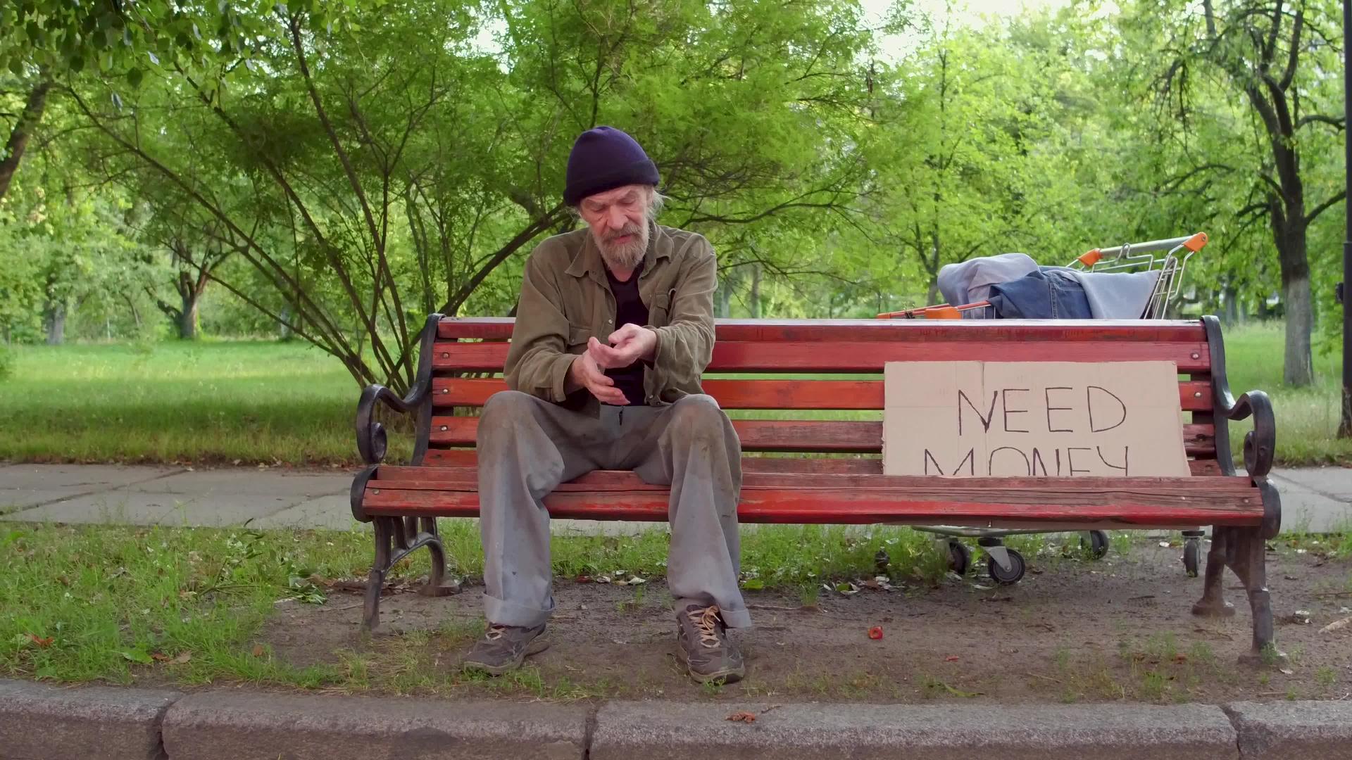 坐在长凳上的老乞丐需要钱视频的预览图