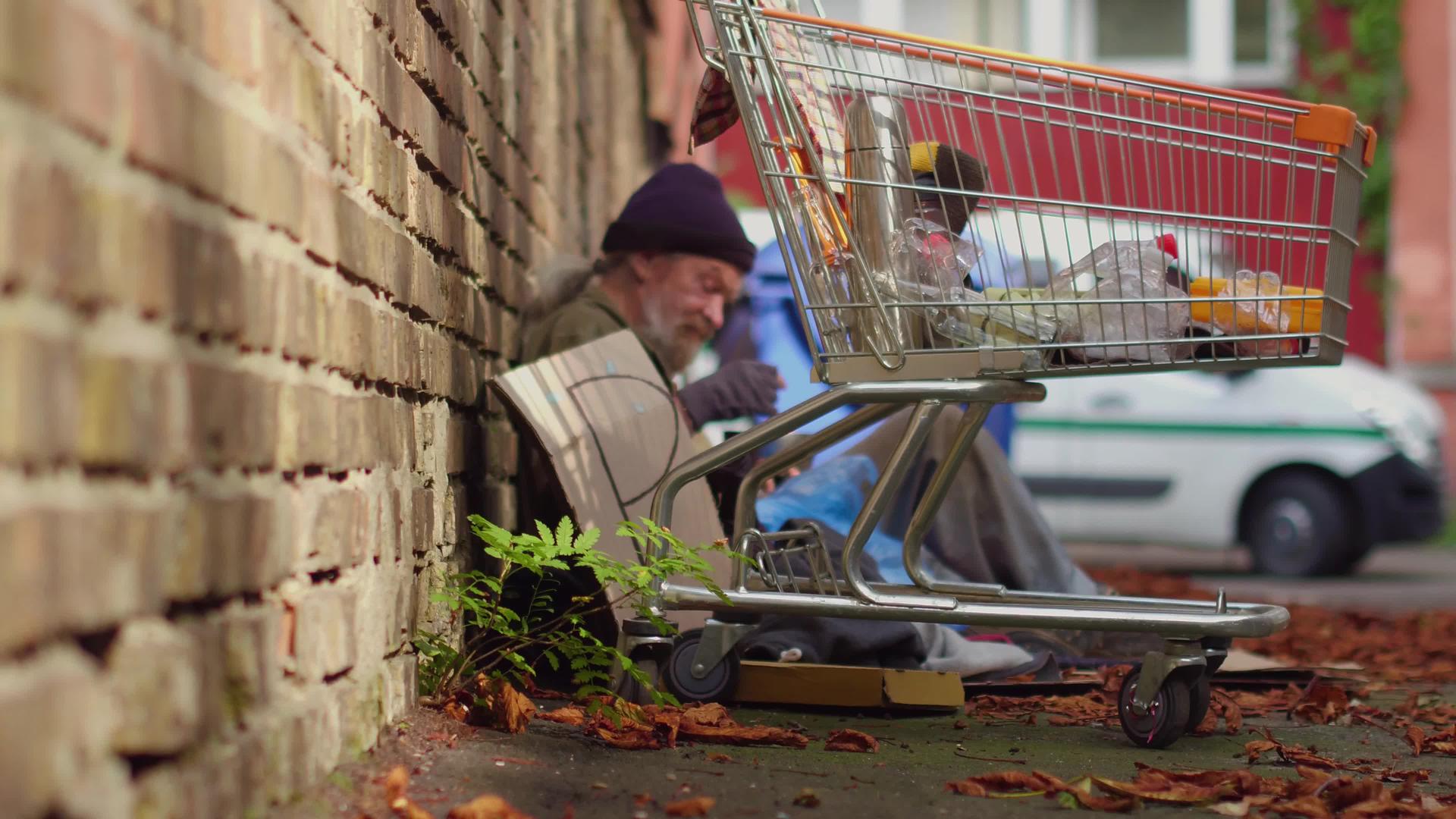 一个无家可归的人在街上吃饭视频的预览图