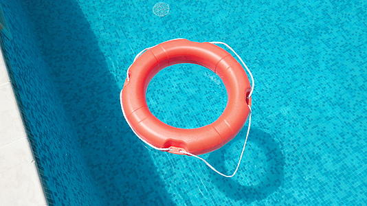 救生圈或救援浮标漂浮在游泳池上的安全设备以免救人视频的预览图