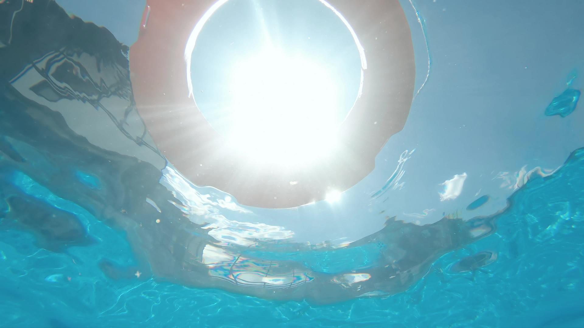 漂浮在游泳池上以避免溺水的人慢慢移动水下风景视频的预览图