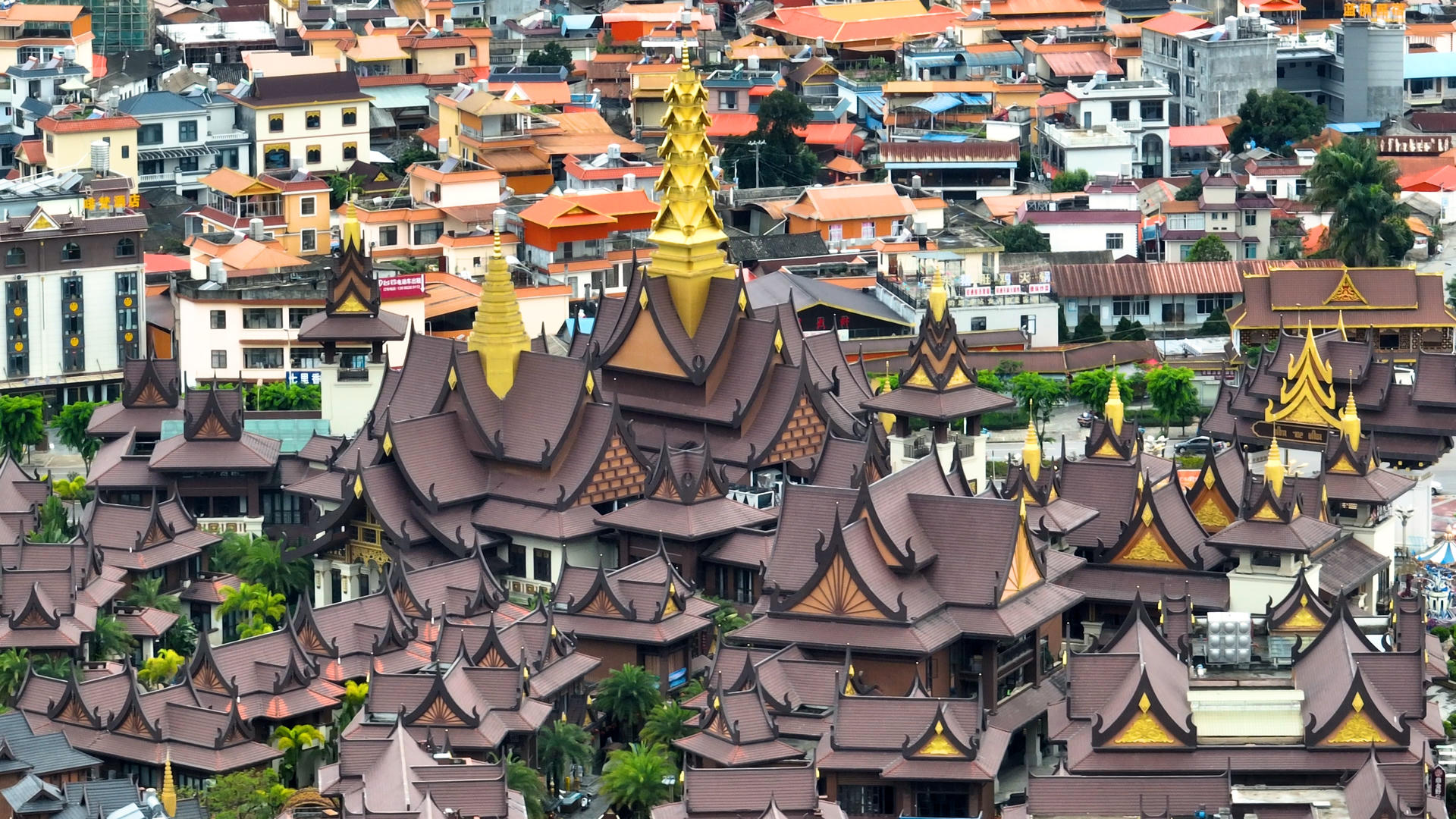 云南旅游德宏州芒市傣族古镇建筑群街景4k素材视频的预览图