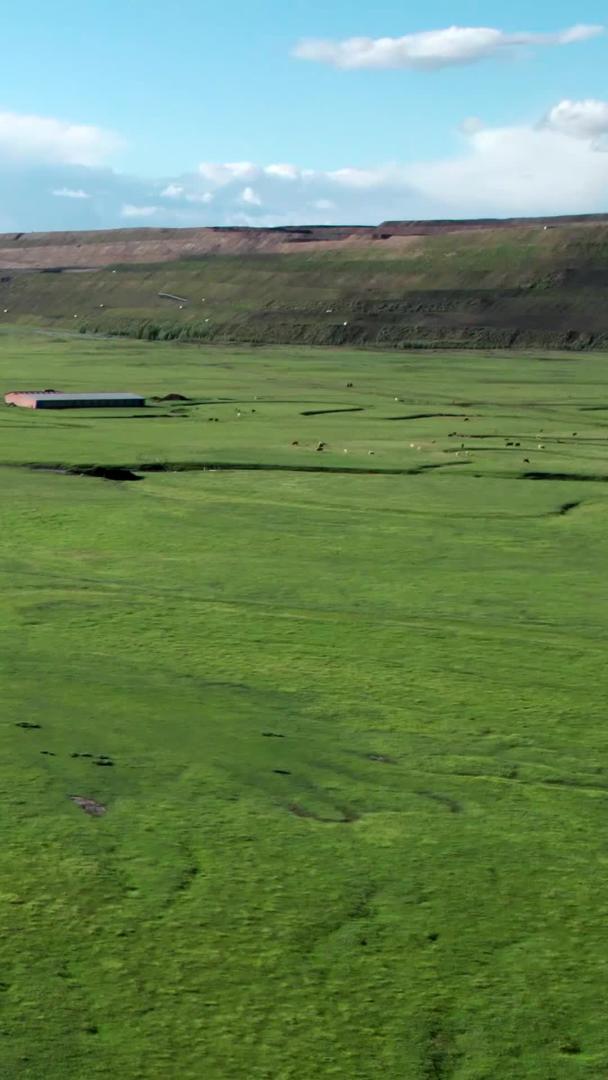 五k航拍美丽的草原和蜿蜒的草原河流九曲湾视频的预览图