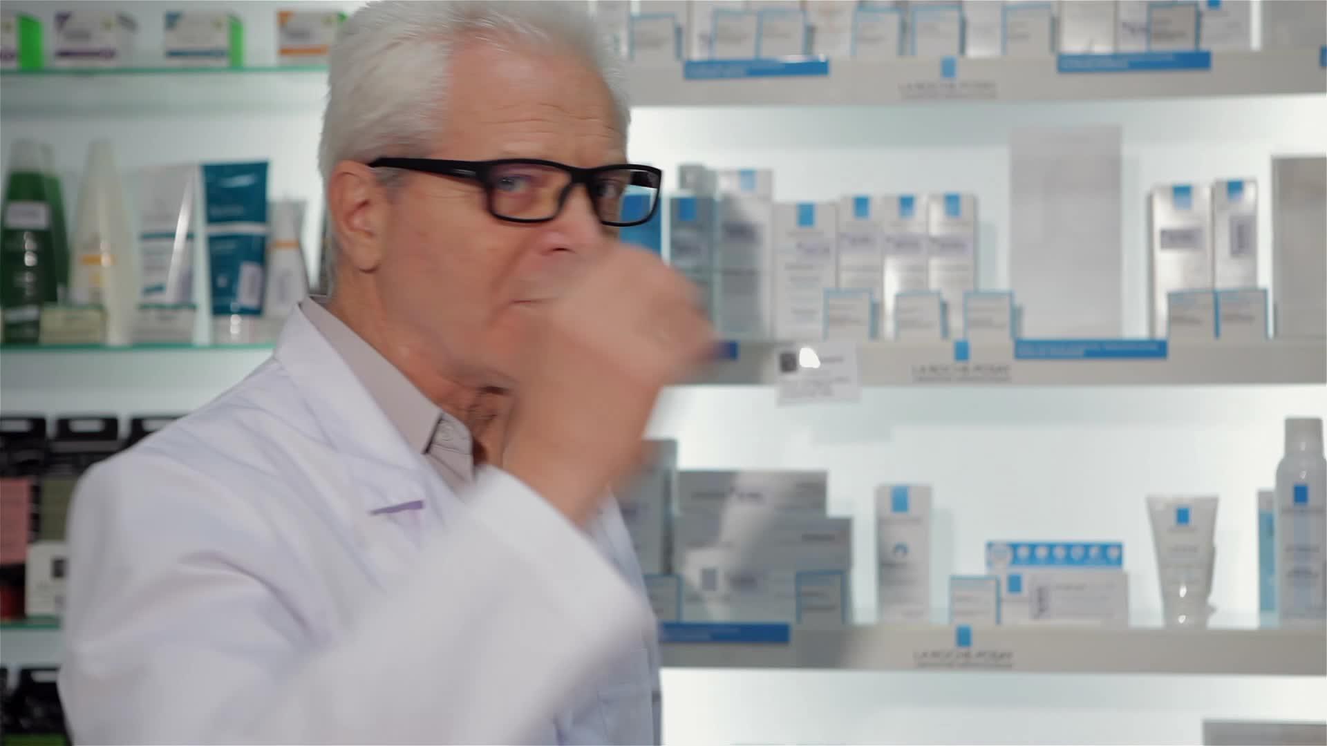 在药店里装扮男药师视频的预览图