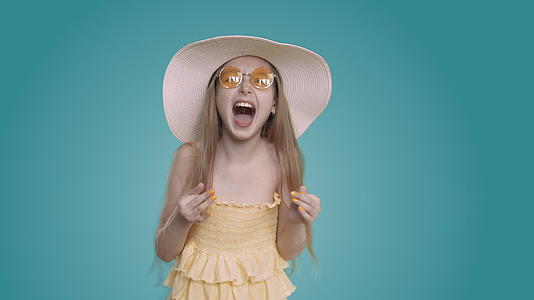 年轻的白人女孩长发柔软的裙子和暑假帽子微笑着看着镜头视频的预览图