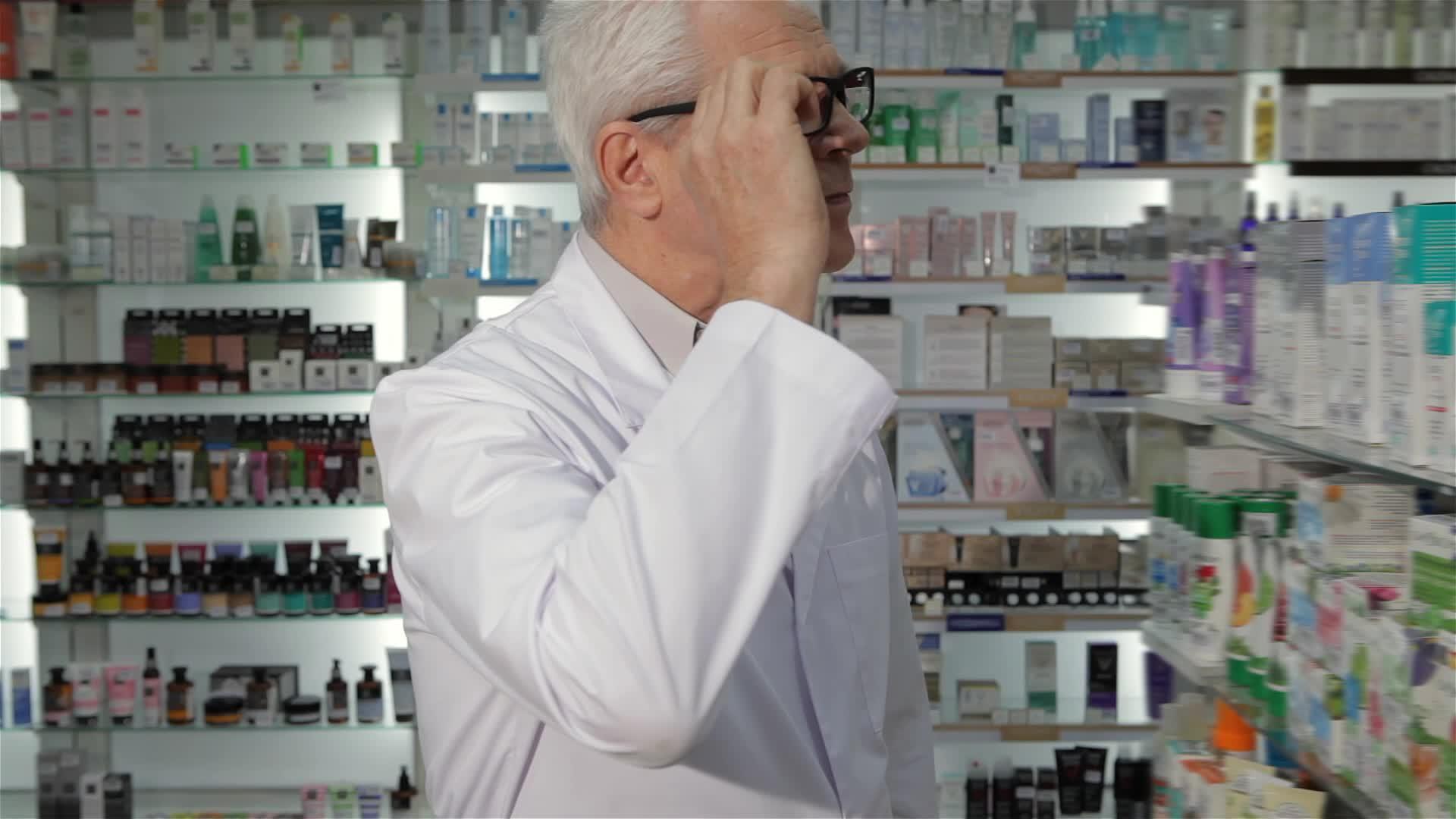 男性药剂师在药店戴眼镜视频的预览图