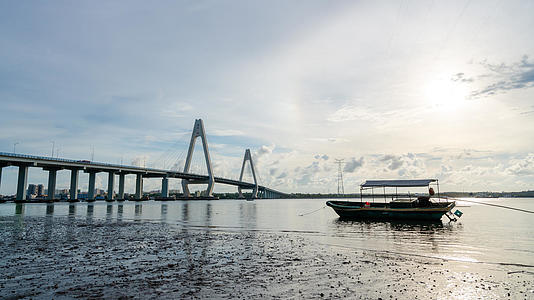 海南省文昌市清澜大桥与停泊的渔船和沙滩蟹视频的预览图