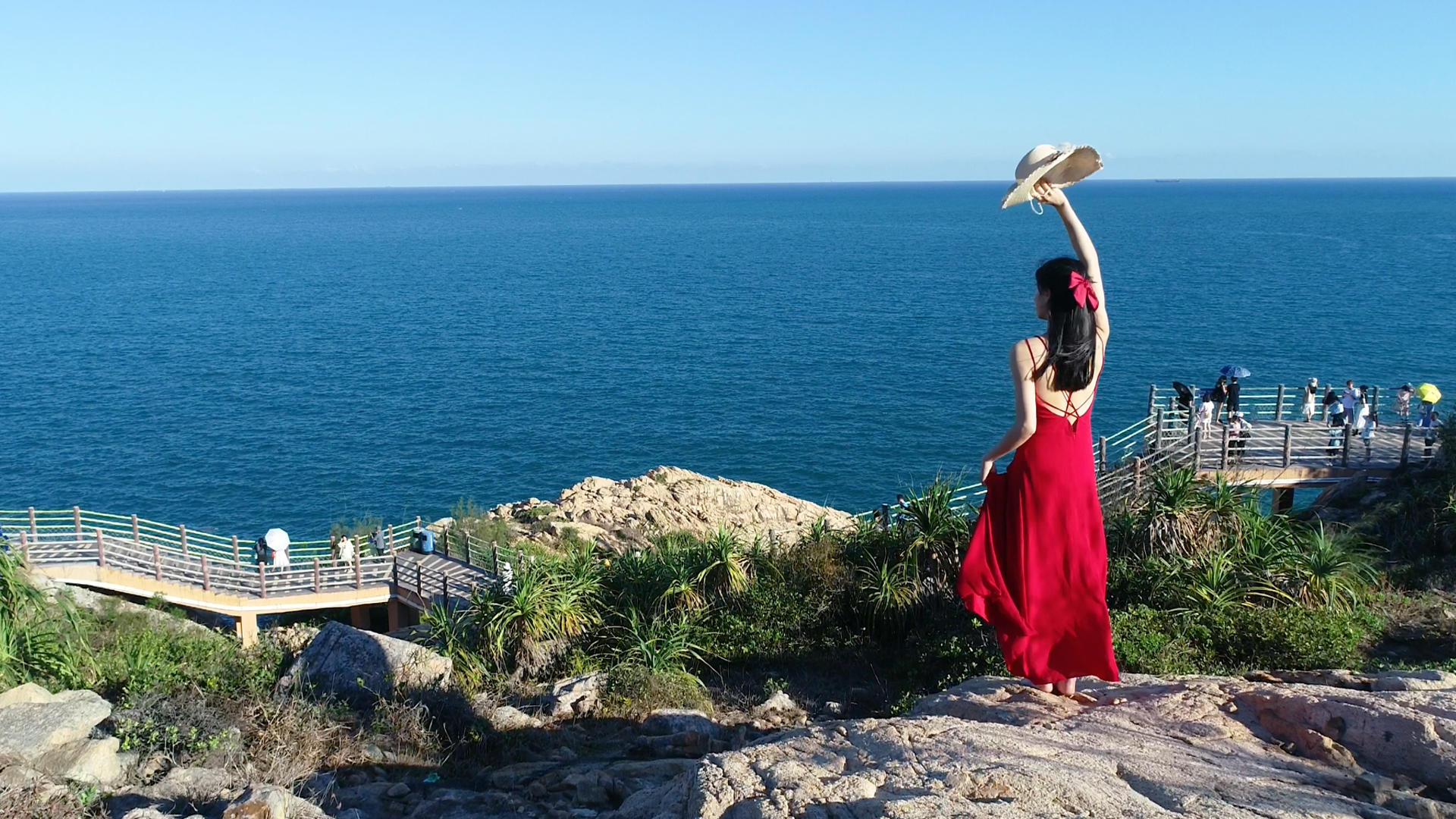 4K惠州海龟湾石崖上的少女视频的预览图