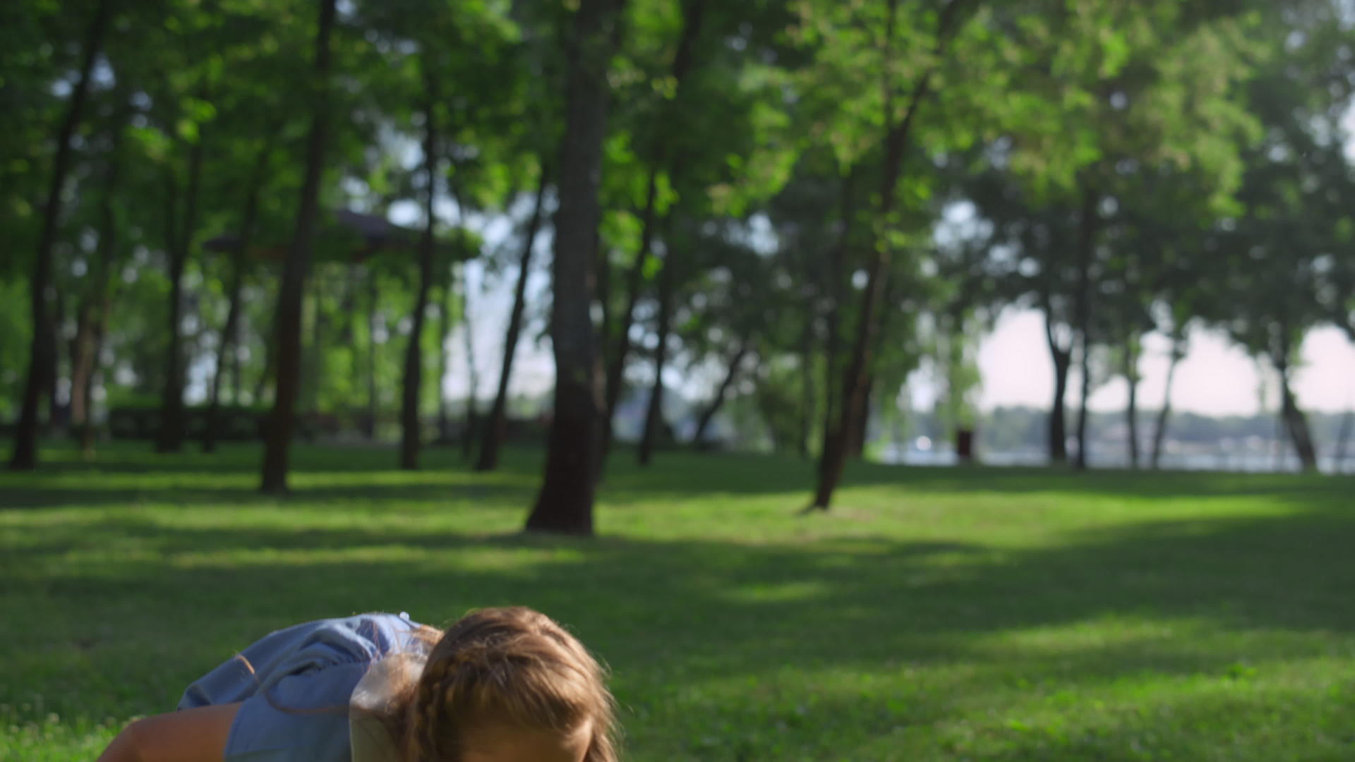 幸福的女孩在金色的阳光公园里用球拍打毽子视频的预览图