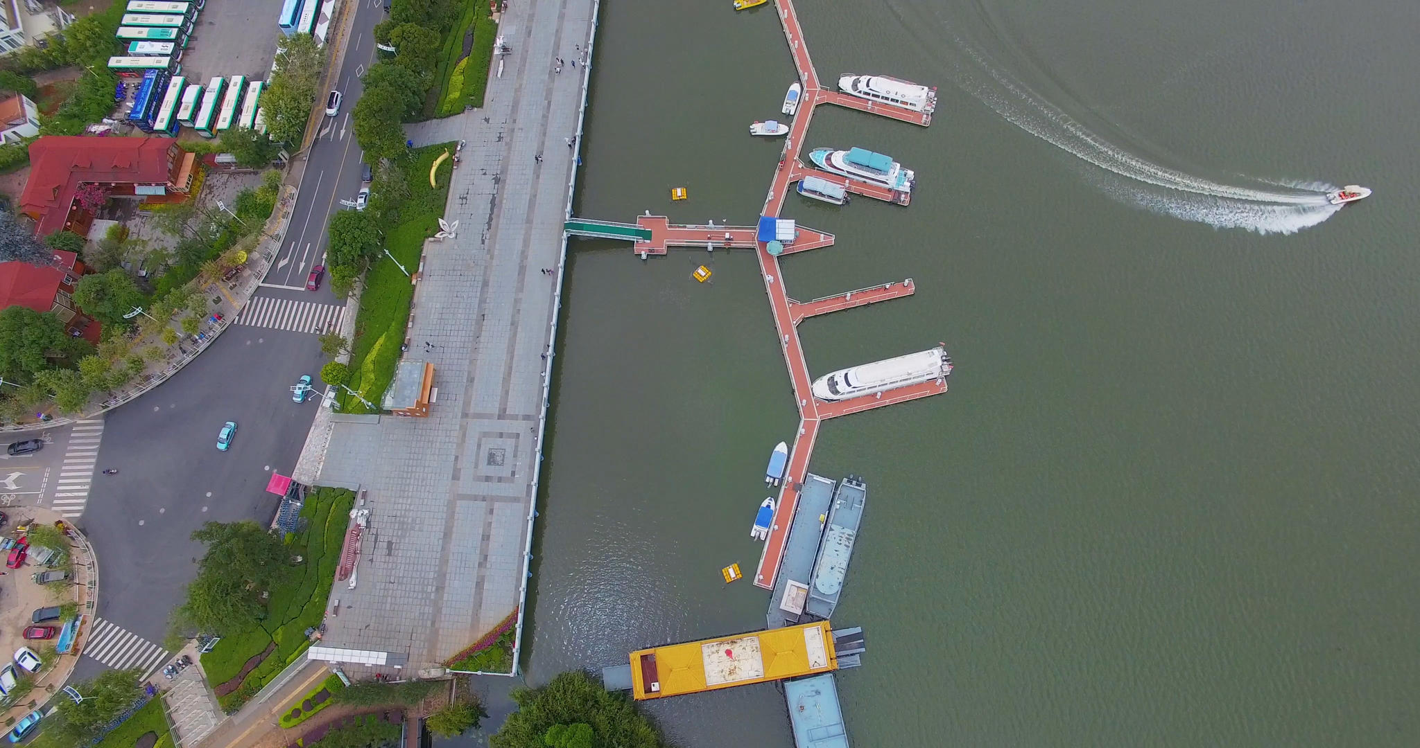4k港口湖边快艇船舶码头航拍视频的预览图