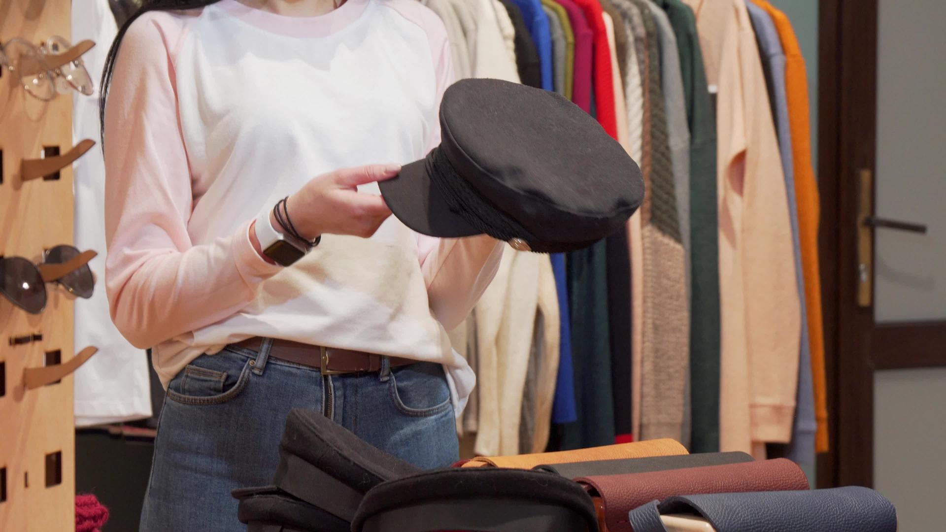 吸引人的女人在服装店购物视频的预览图