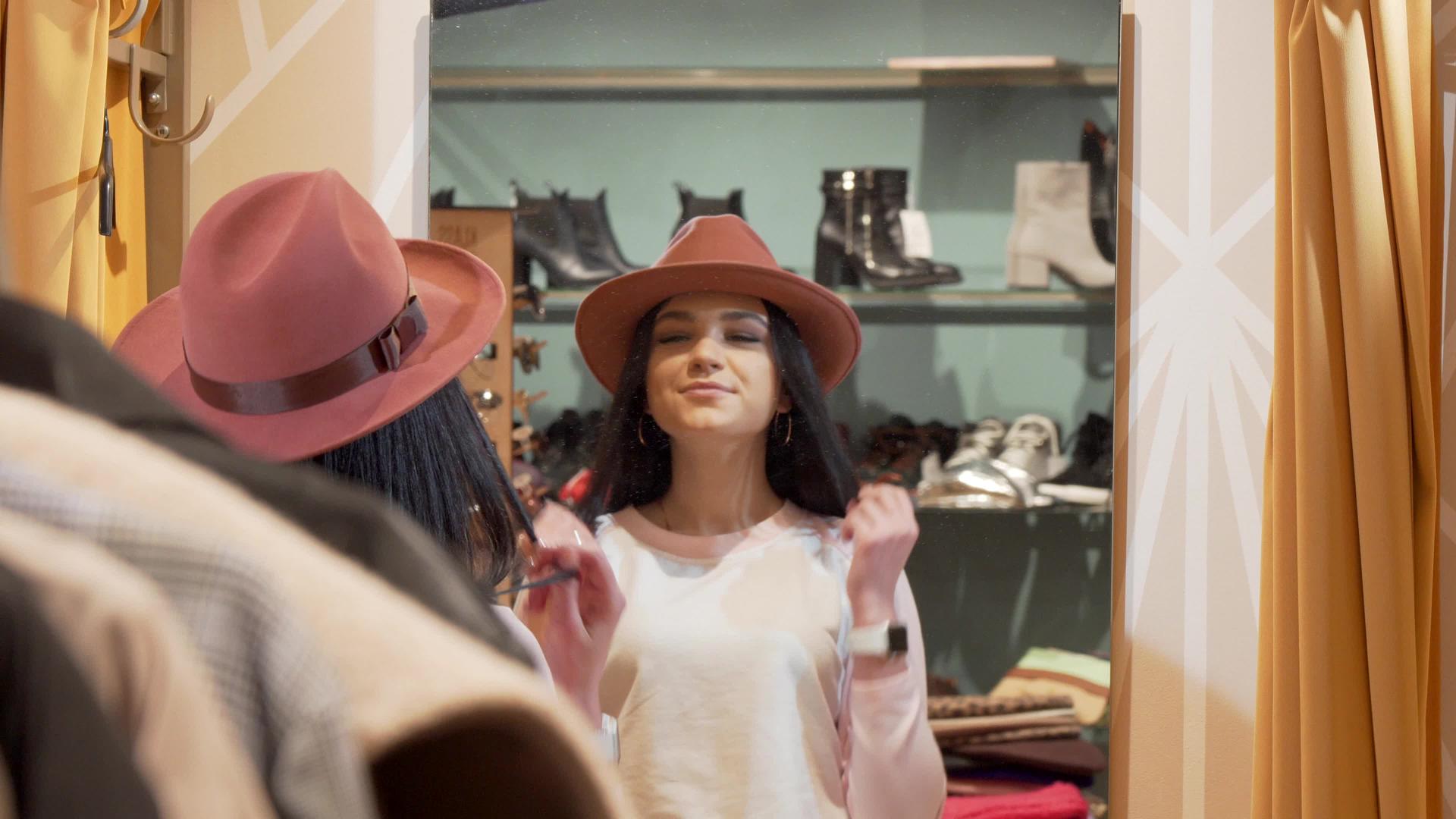 美女在服装店购物时试戴新帽子视频的预览图