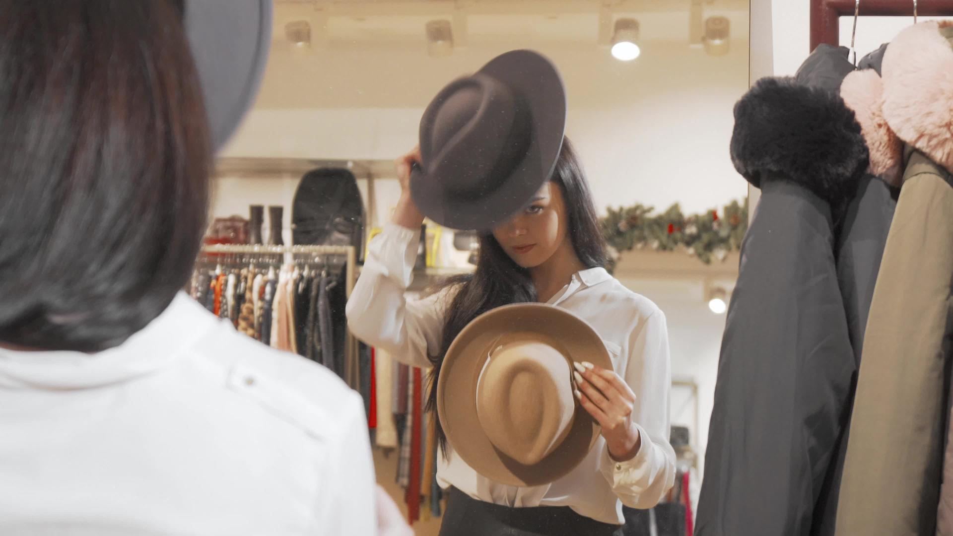 试镜前戴帽子的迷人女性正在试镜视频的预览图