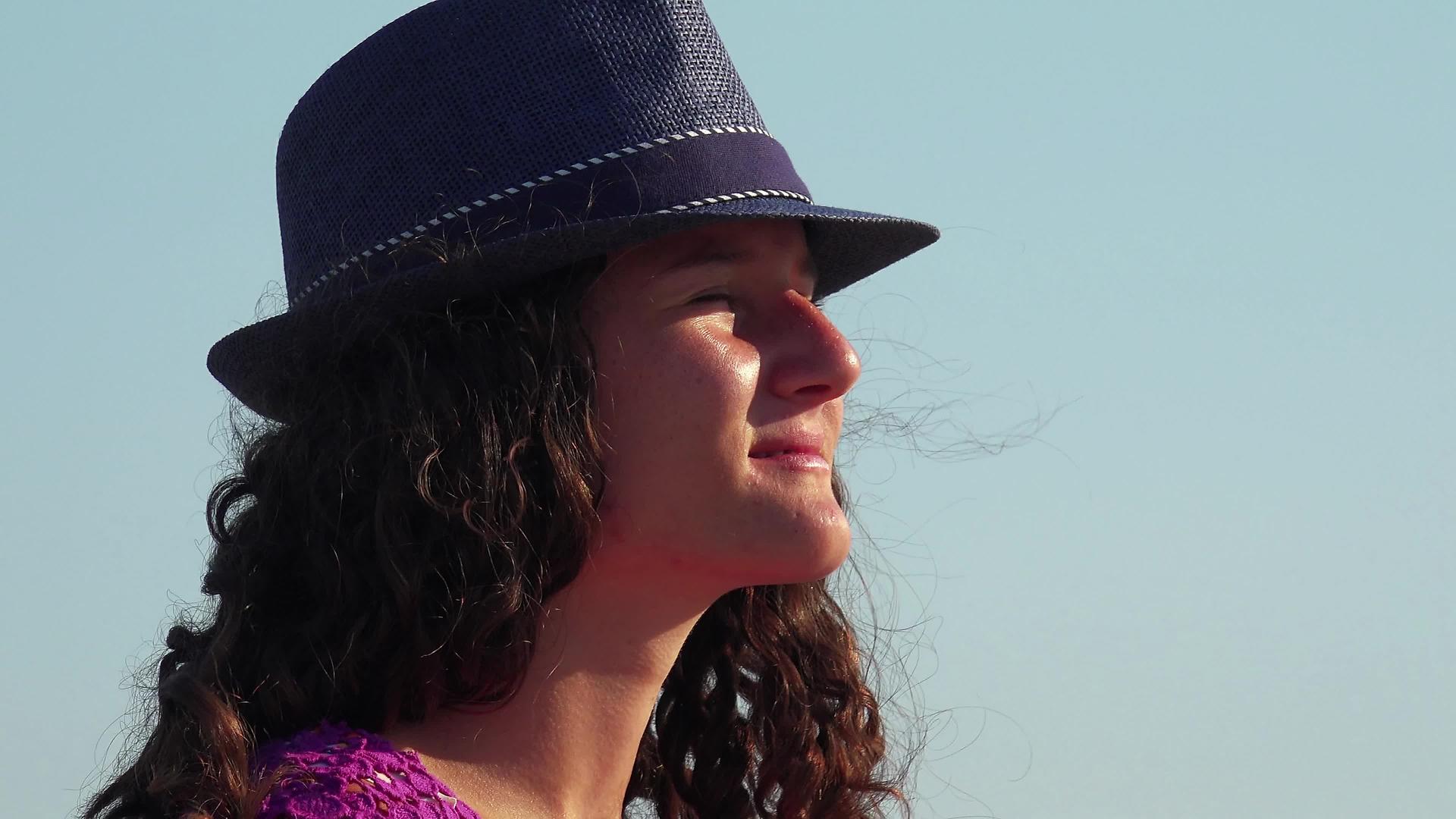 美丽的长袍肖像和草帽在日落时享受夏风视频的预览图