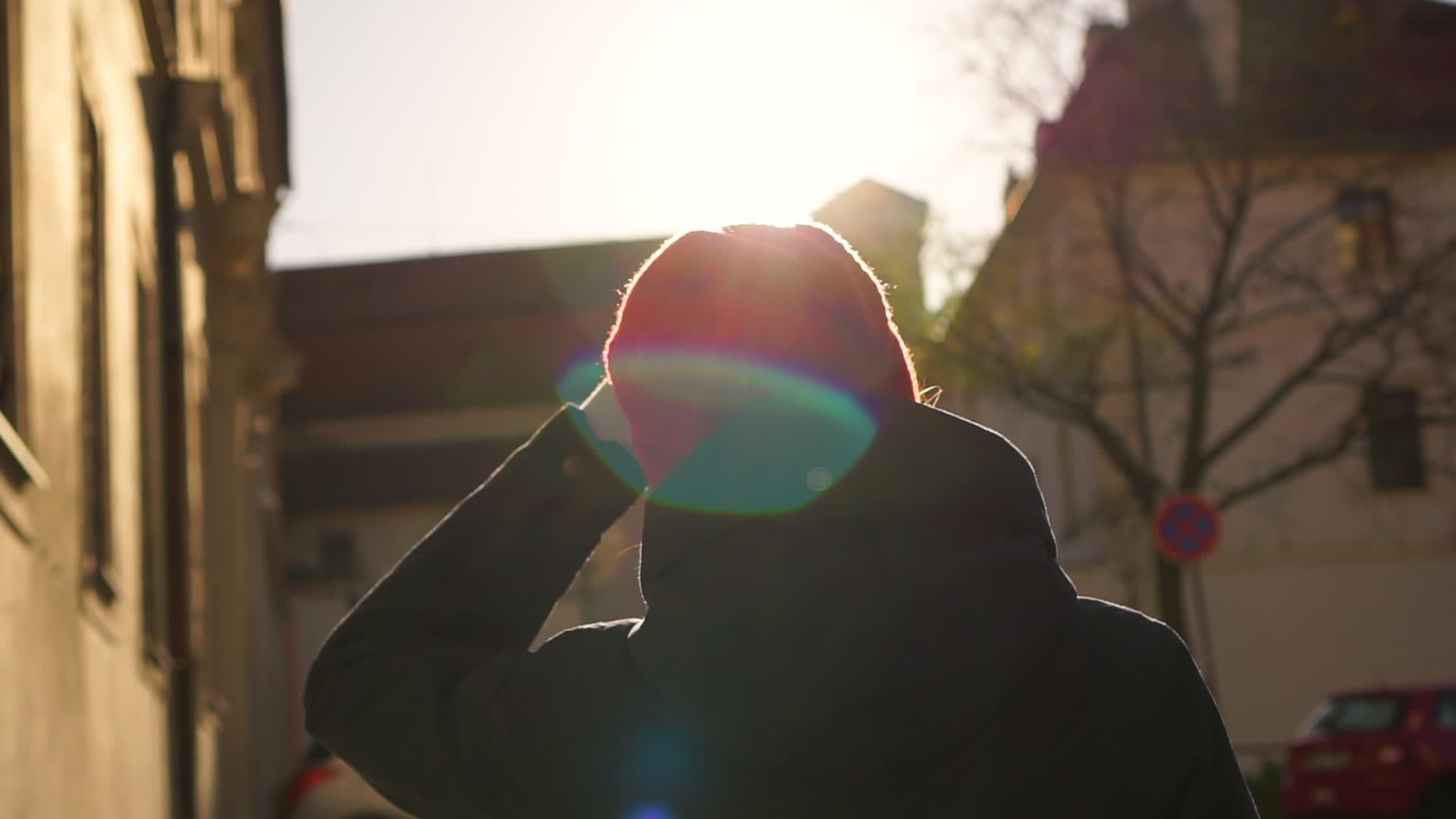 在欧洲老街上戴着红帽子的年轻女子走在太阳眼罩的后面视频的预览图