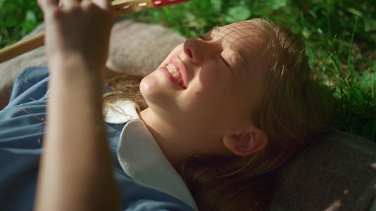 在公园特写中微笑的孩子躺在毯子里视频的预览图