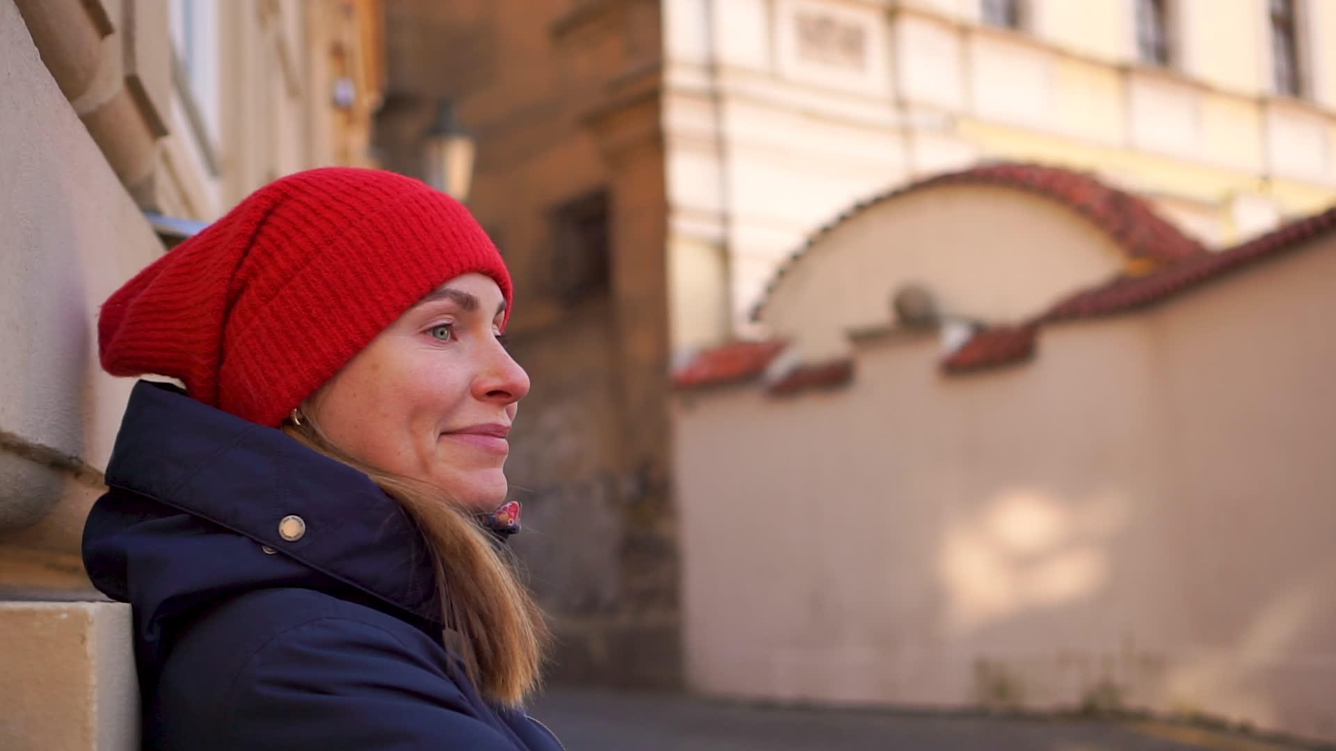 梦中一个戴着红帽子的年轻女孩站在老城街上视频的预览图