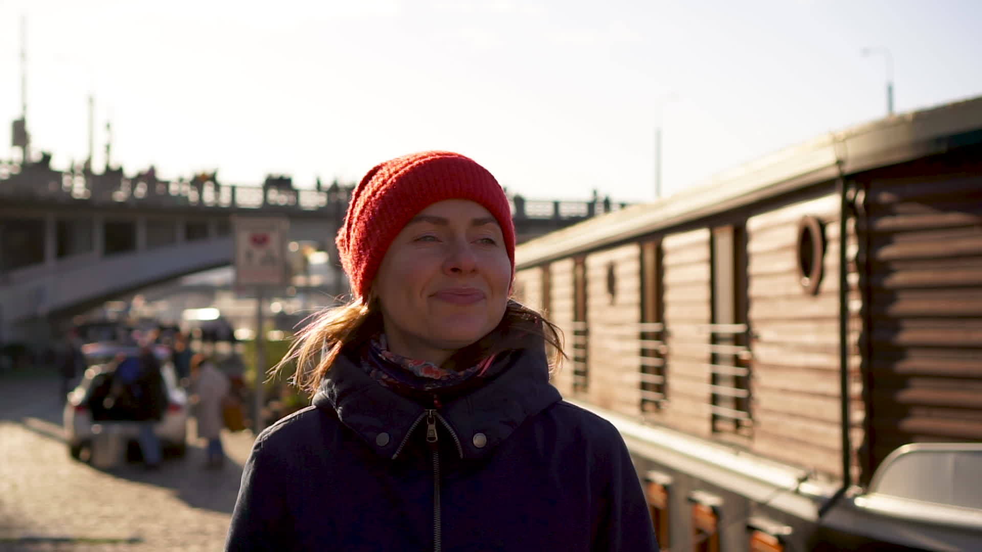 穿着红帽子的年轻女子在普莱格彩虹桥的船上跳舞视频的预览图