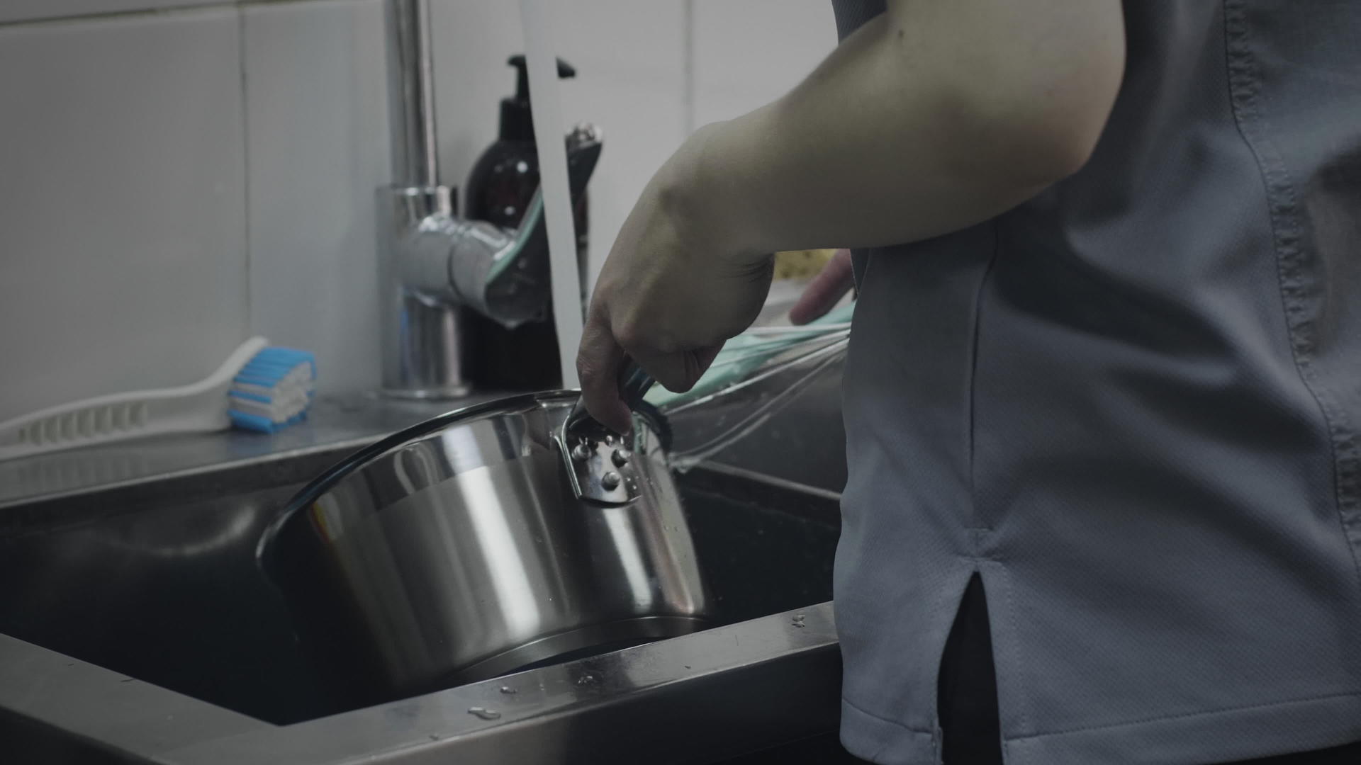 厨师洗碗视频的预览图