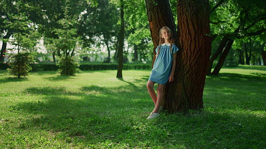 梦幻般的女孩瘦树干在公园里视频的预览图