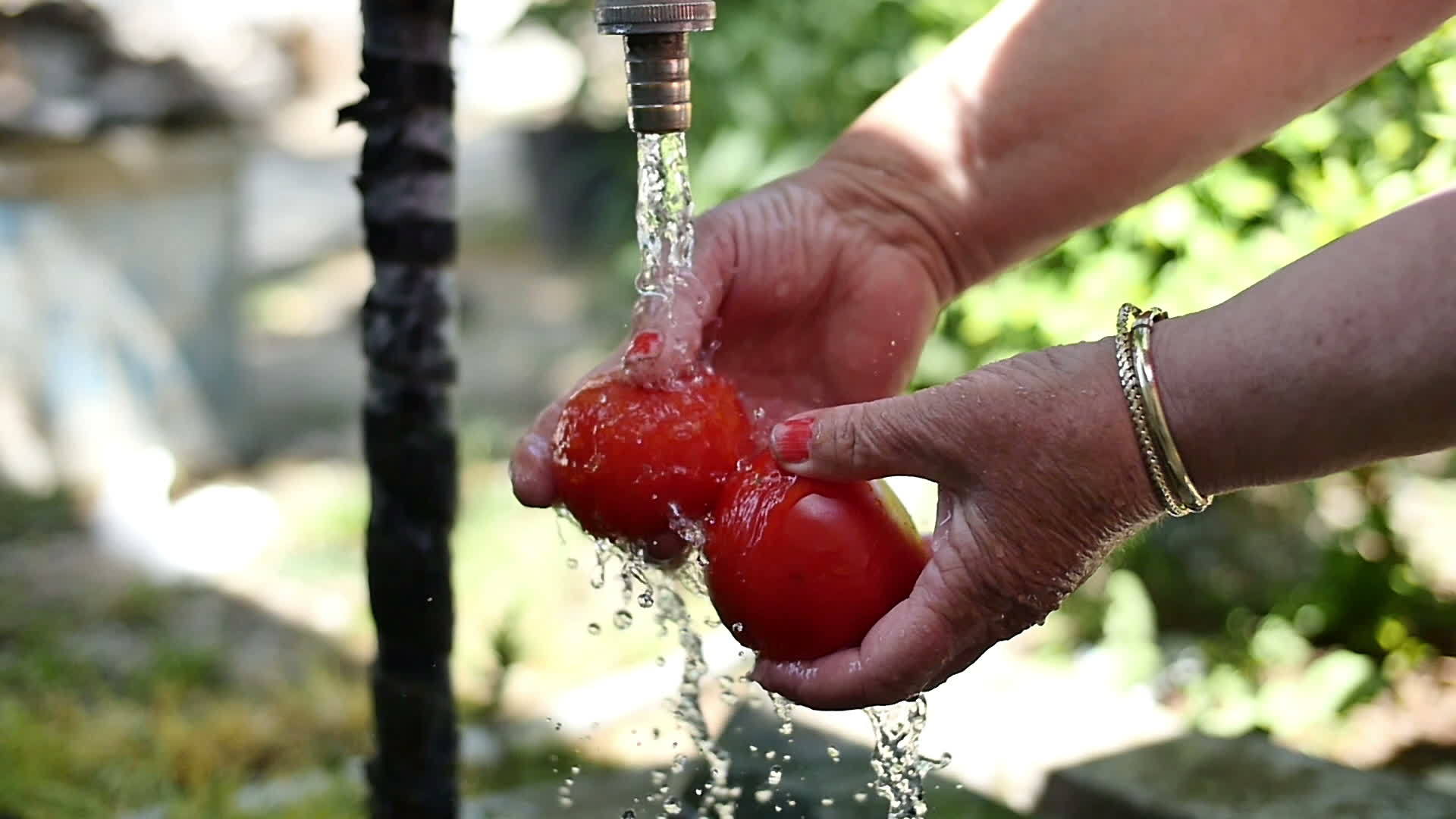 水下洗西红柿慢动运动视频的预览图