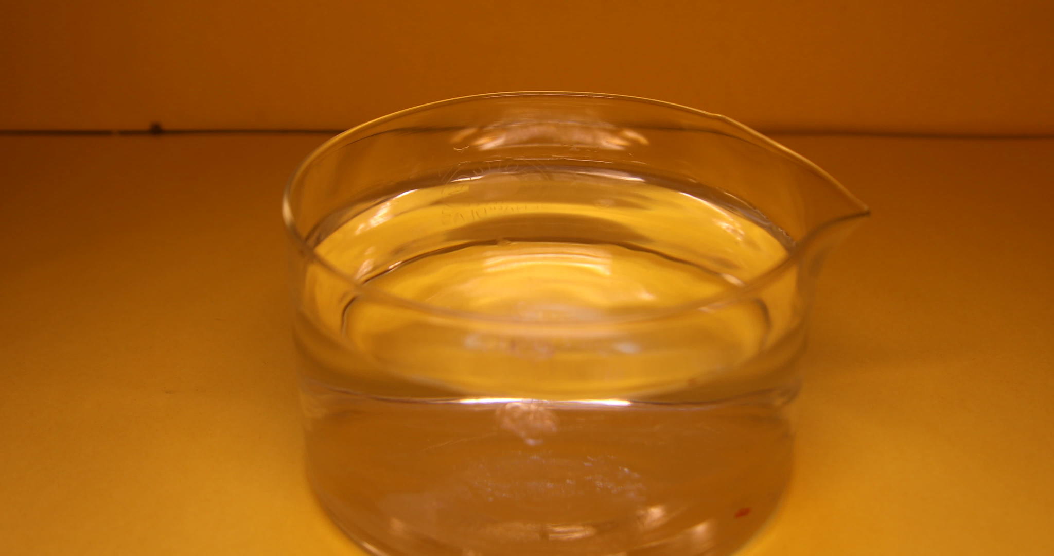 水滴入碗中的泉水视频的预览图