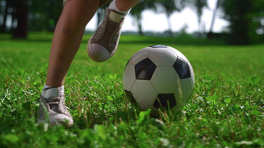 儿童腿部做足球技能的特写视频的预览图