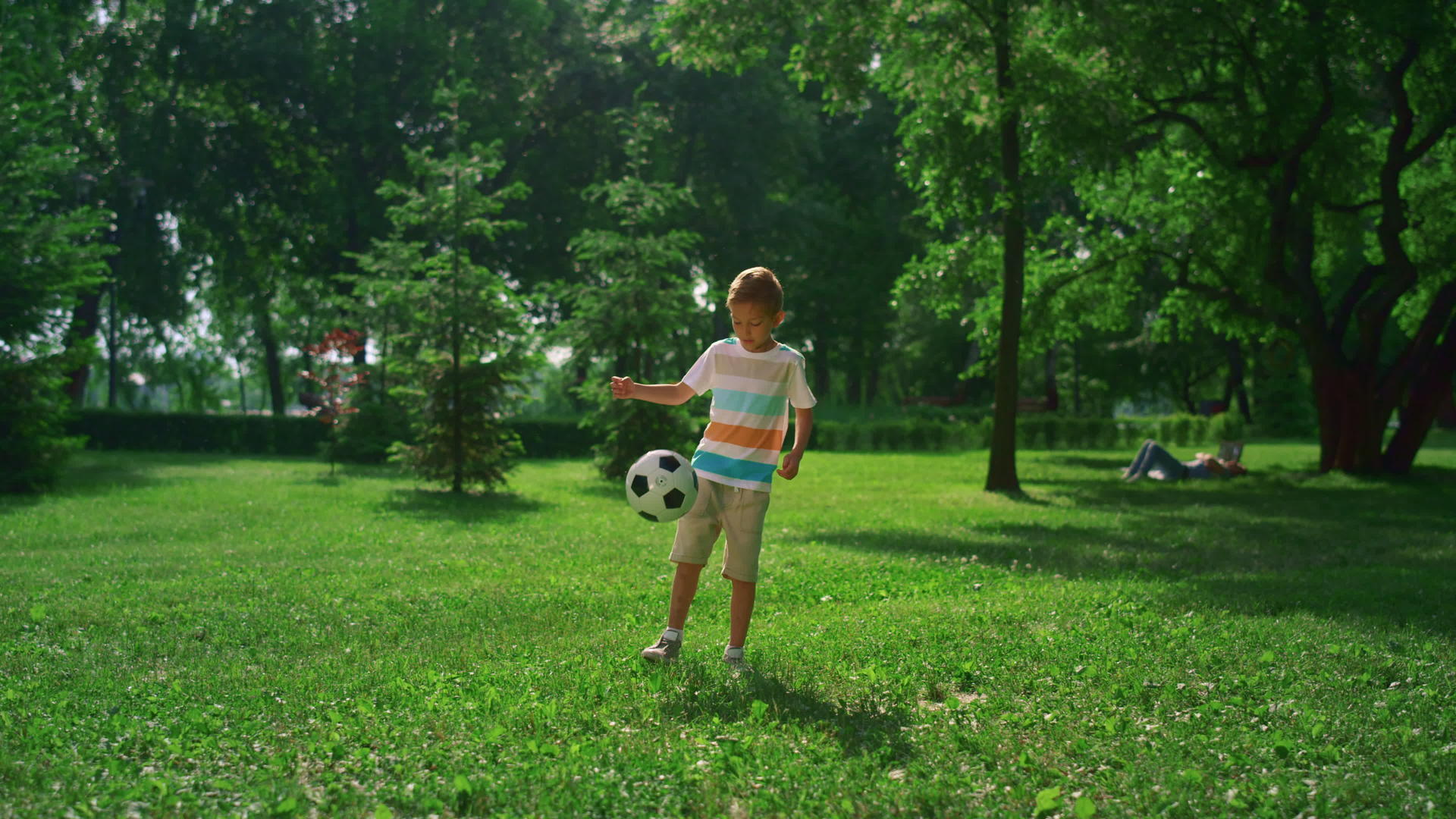 小男孩踢足球视频的预览图