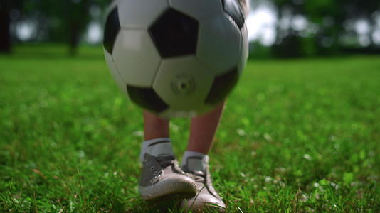 踢足球的特写儿童脚视频的预览图