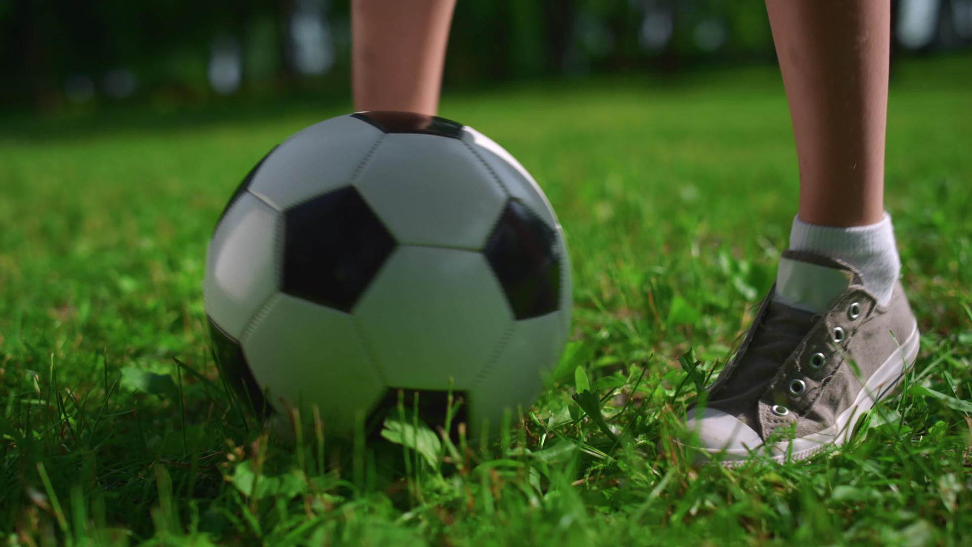 未知的小孩脚在草地上踢足球视频的预览图