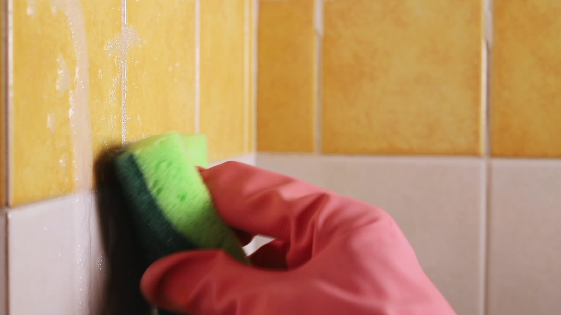 用洗涤剂和海绵清洁瓷砖视频的预览图